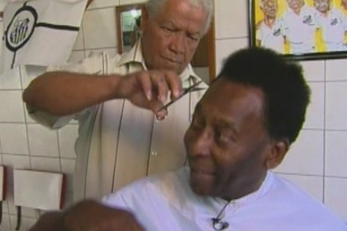 Didi com Pelé em seu salão - Imagem: Reprodução