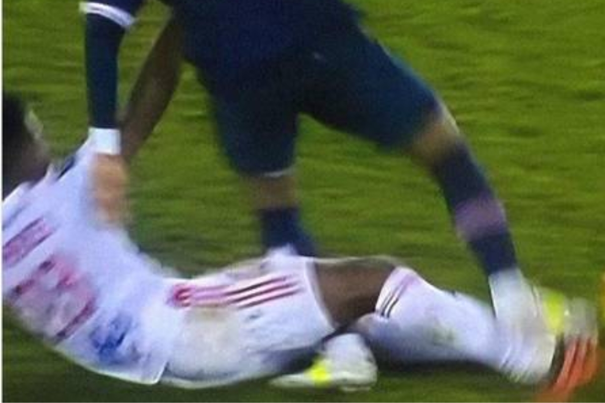 Entrada de "tesoura" de Thiago Mendes que deixou Neymar fora dos gramados por um mês - Imagem: Reprodução