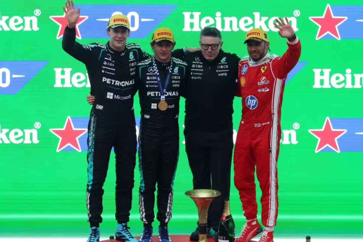 Pódio do GP da China com  junto do engenheiro de corrida da Mercedes, Peter Bonnington — Foto: Maxim Shemetov/Reuters