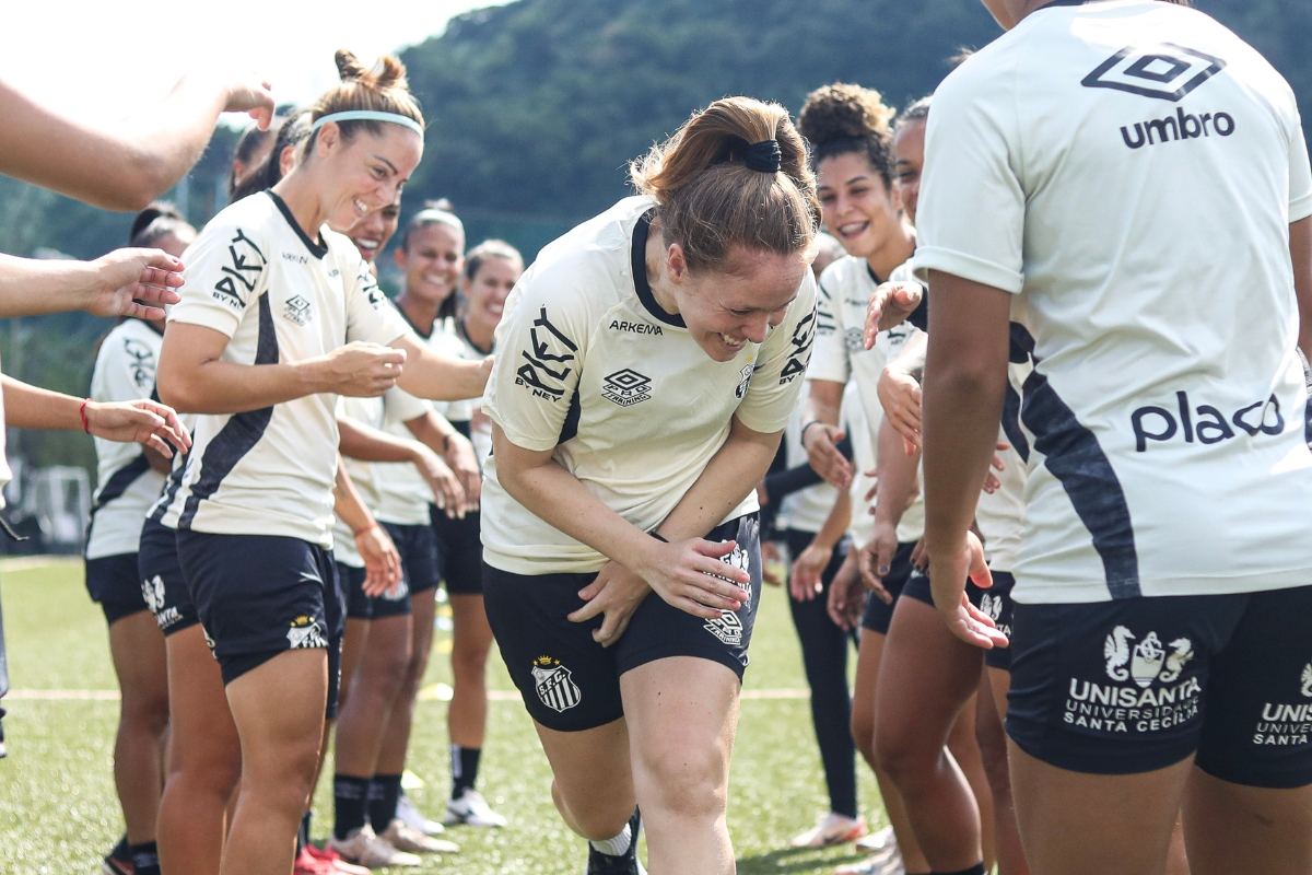 Camisa 7 não escapou do corredor de boas-vindas no treino - Foto: Reinaldo Campos / Santos FC