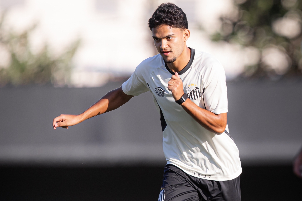 Mateus Xavier com o elenco profissional após ser relacionado para Santos x Coritiba na Copa do Brasil - Foto: Raul Baretta / Santos FC