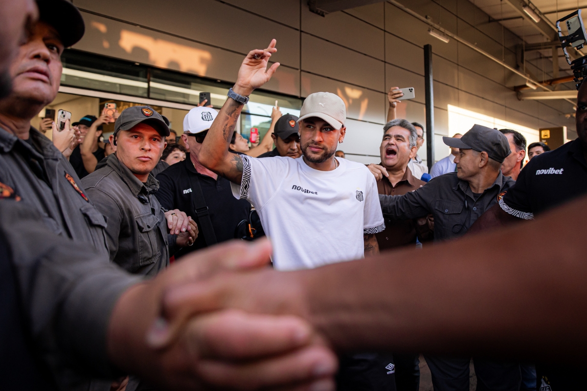 Neymar foi recebido com multidão em Paraguai - Foto: Raul Baretta / Santos FC