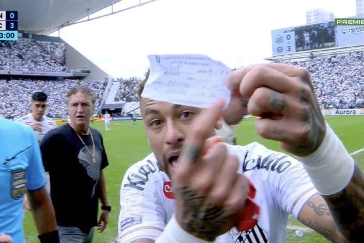 Neymar mostrando para a transmissão o papel da substituição - Imagem: Reprodução