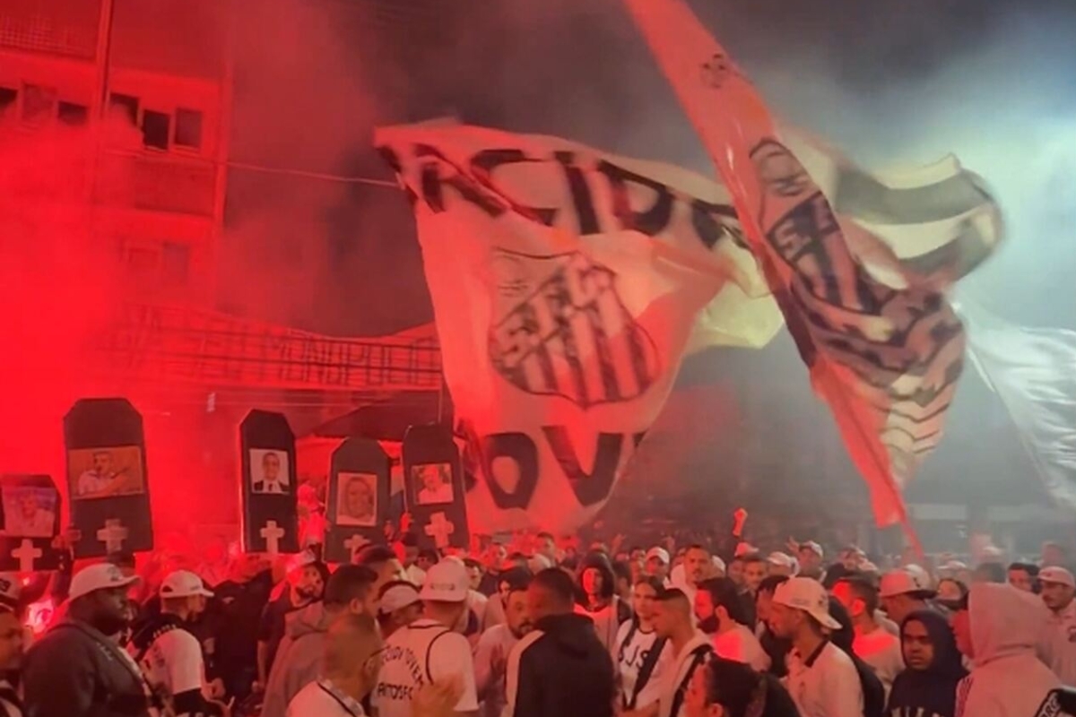 Imagens na frente da Vila Belmiro durante a votação - Foto: Reprodução