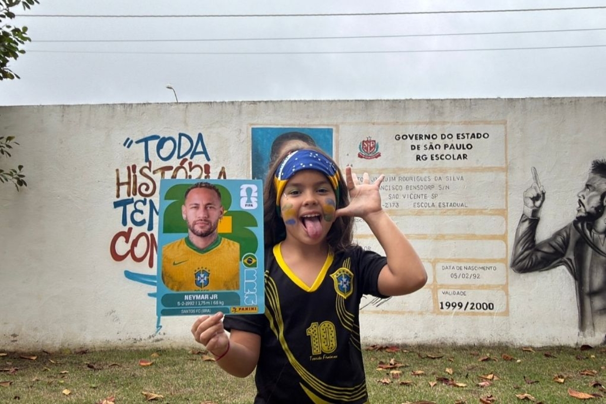 As crianças levaram até figurinha da Copa gigante do Neymar - Foto: Prefeitura de São Vicente