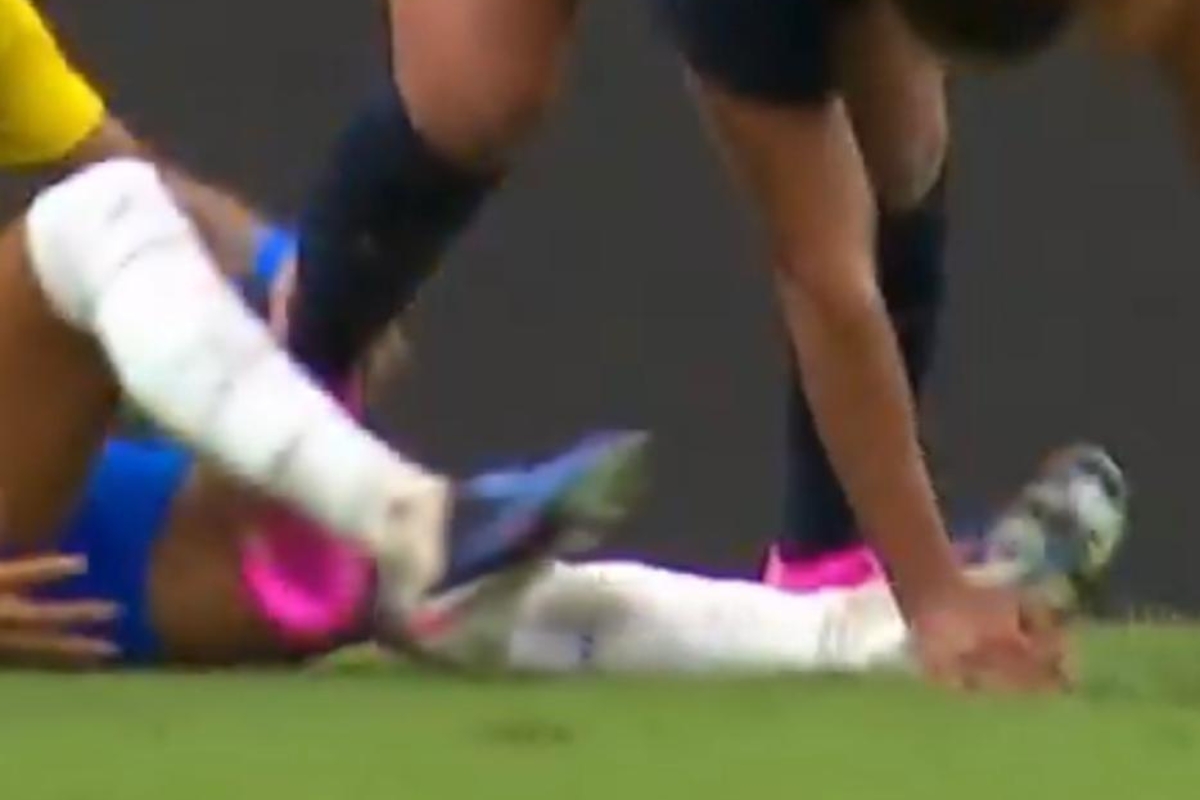 Momento do pisão da americana na atacante brasileira - Imagem: Reprodução