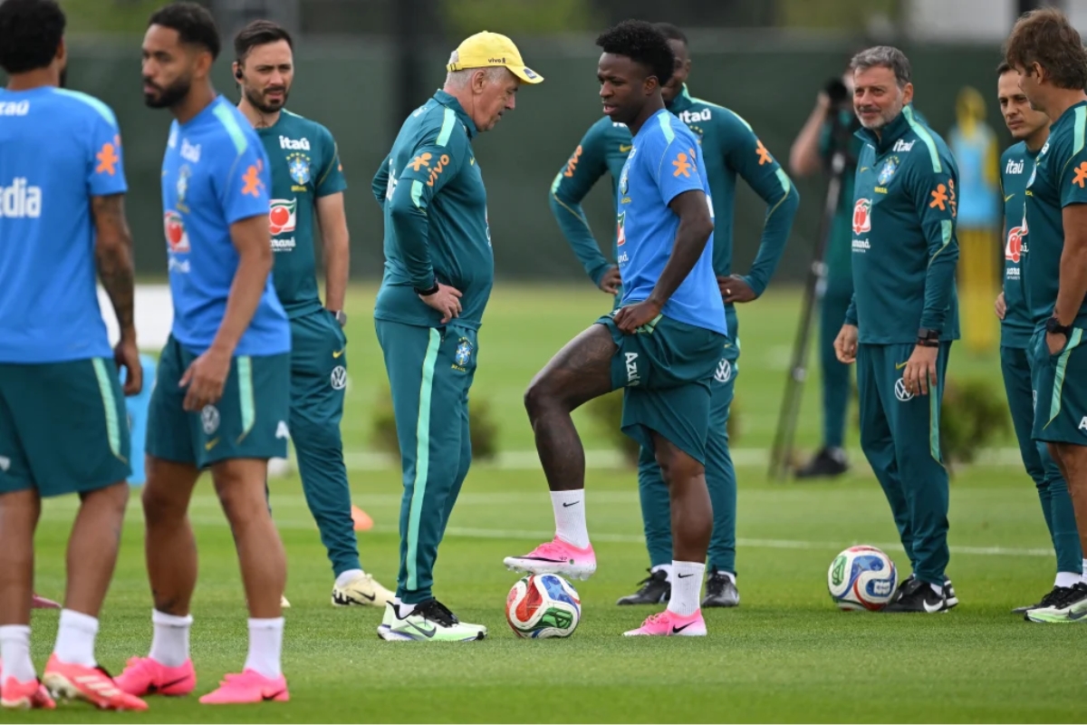 Seleção no treino na segunda-feira (22) - Foto: Mauro Pimentel / AFP