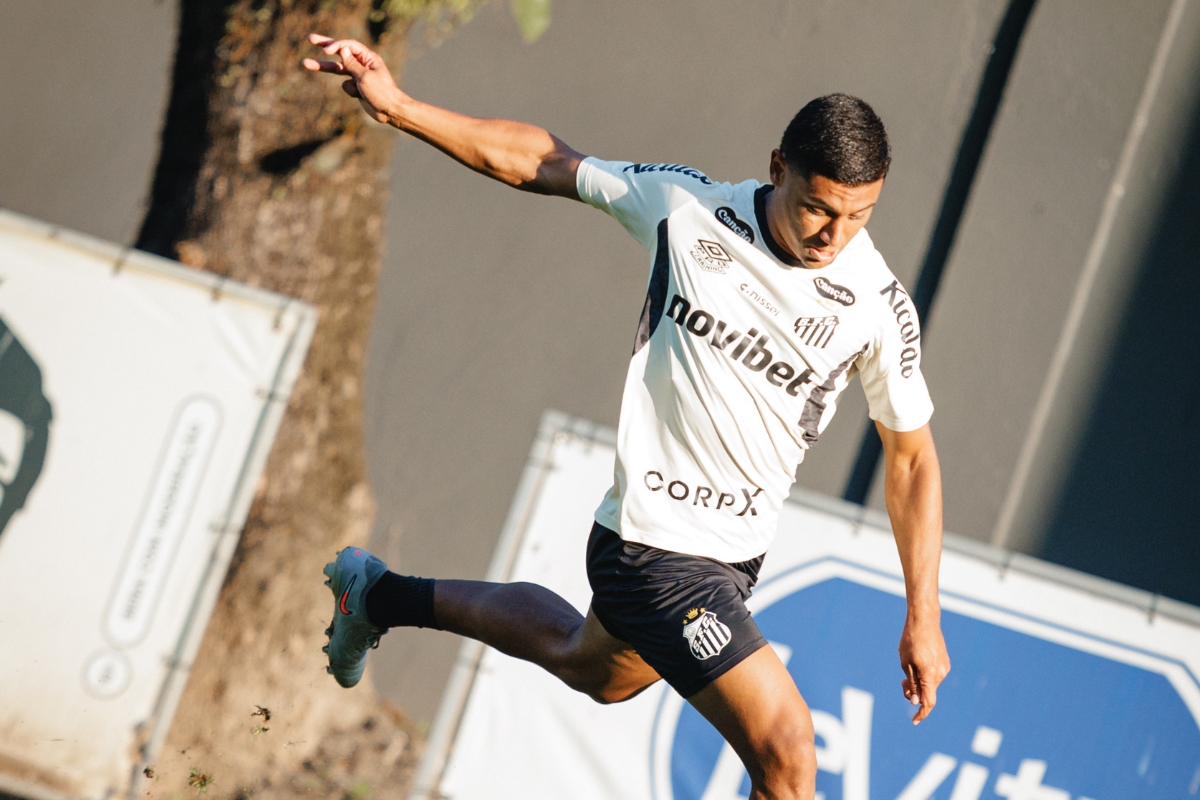 Pedro Saraiva terminou a partida na lateral esquerda - Foto: Raul Baretta / Santos FC