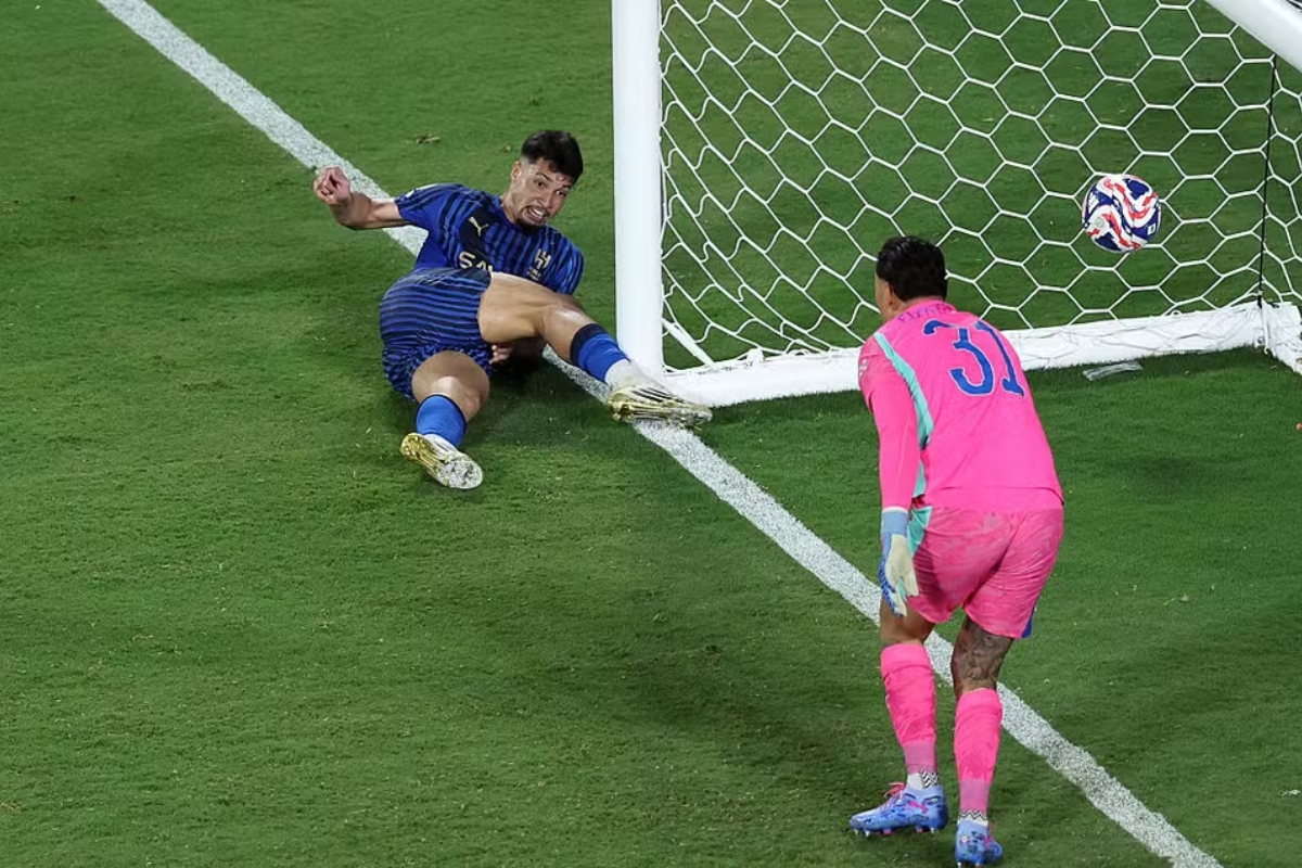 Marcos Leonardo marcando contra o Manchester City no Mundial de Cluber - Foto: Megan Briggs/Getty Images