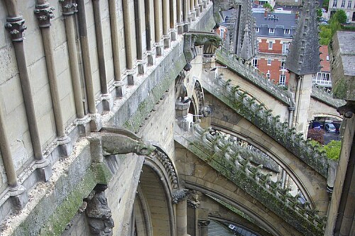 Arcobotantes da Catedral de Notre-Dame de Reims, na França.