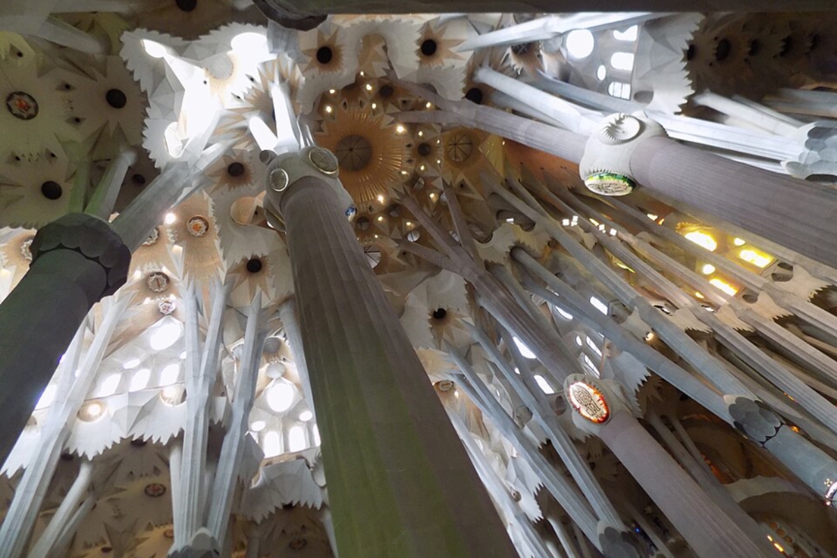 Interior da Sagrada Família, em Barcelona: as colunas de Gaudí se ramificam como árvores