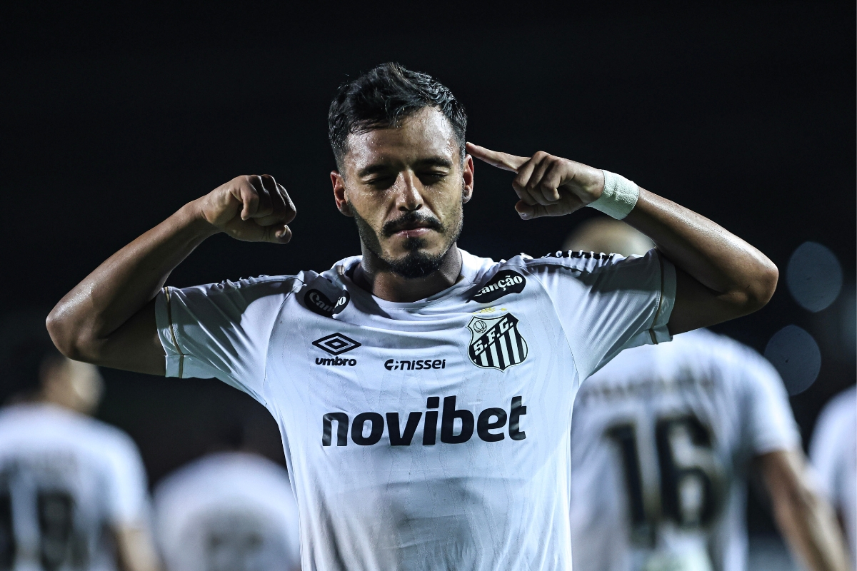 Improvisado na lateral, Gabriel Menino marcou um dos gols do Santos - Foto: Reinaldo Campos