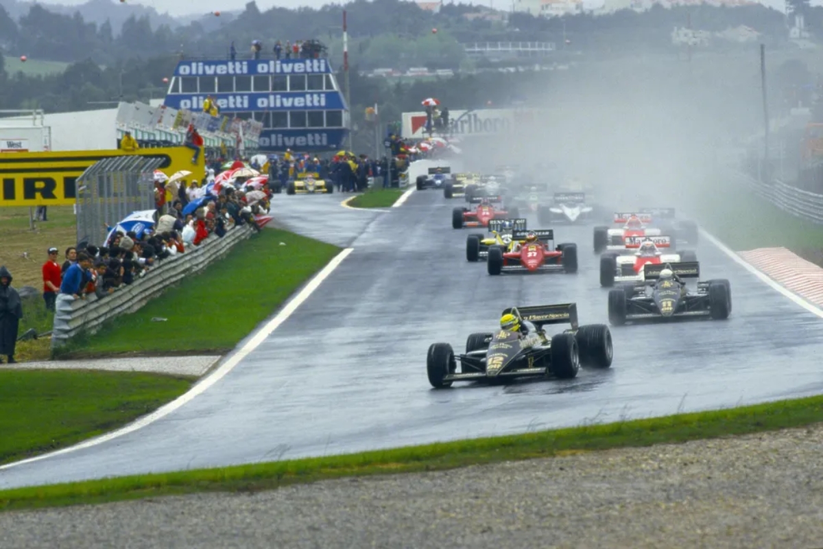 Senna pilotando a Lotus durante o GP de Estoril