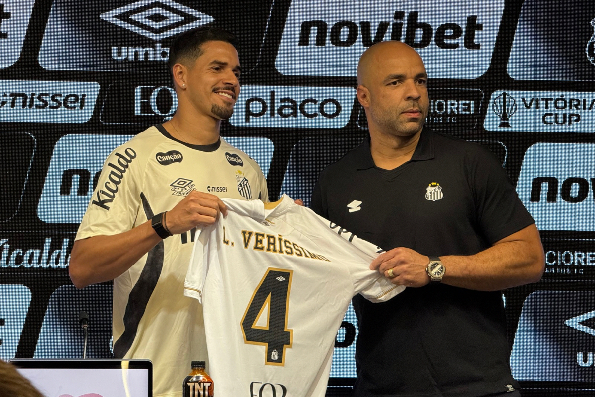 Ex-zagueiro Alex apresentou Veríssimo; vai utilizar a camisa 4 - Foto: CBN Santos