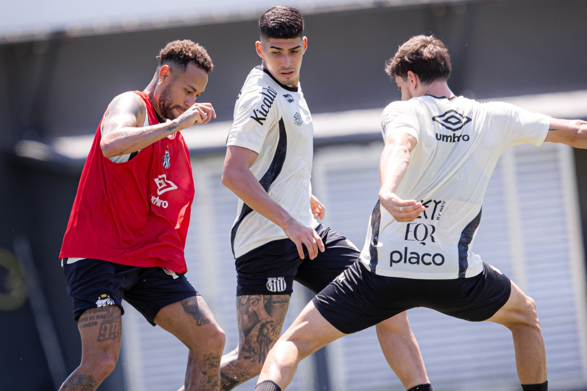 Neymar volta aos treinos com bola após passar dias em trabalho de recuperação física - Foto: Raul Baretta / Santos FC