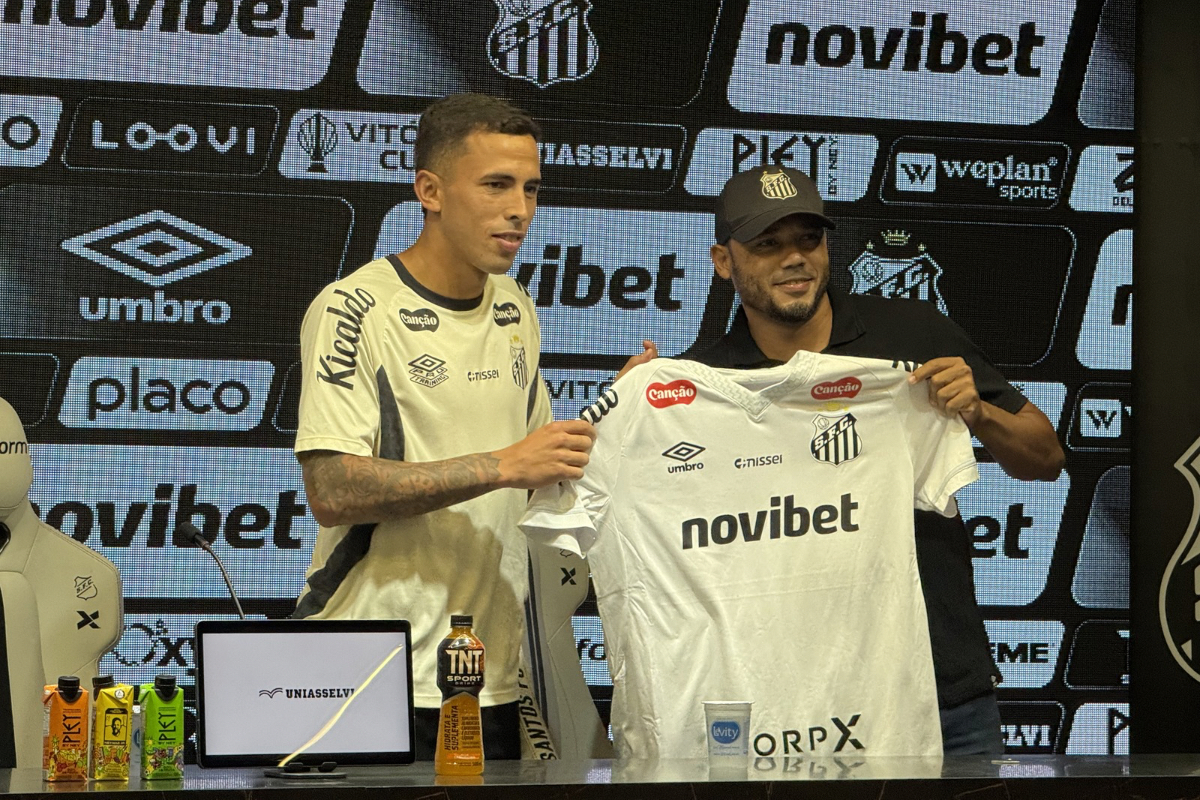 Campeão da Libertadores de 2011, o ex-volante Adriano Pagode apresentou Christian Oliva - Foto: CBN Santos