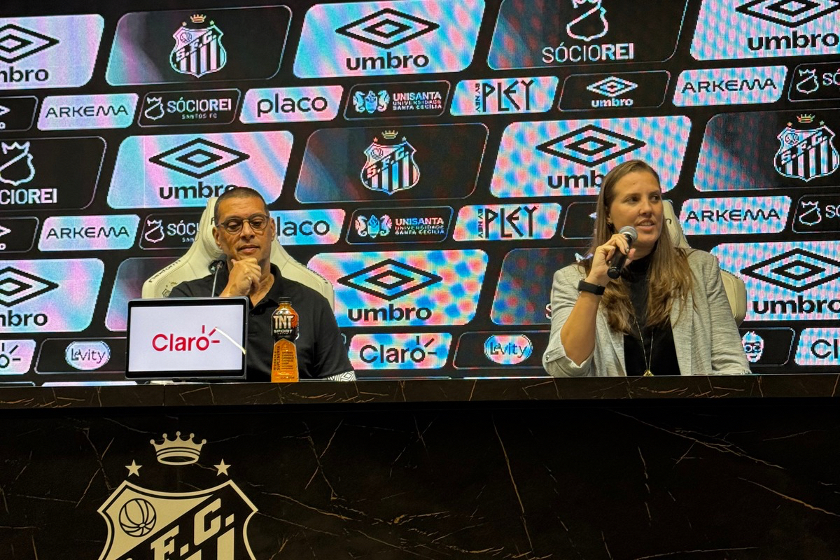 Thais Picarte, Coordenadora de Futebol Feminino do Santos, apresentou o novo treinador das Sereias - Foto: CBN Santos