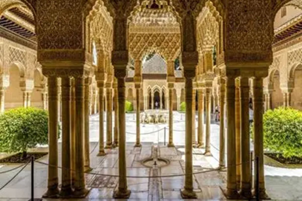 Detalhe dos arcos e rendilhados de Alhambra – (Cortesia do Patronato de la Alhambra y Generalife) 