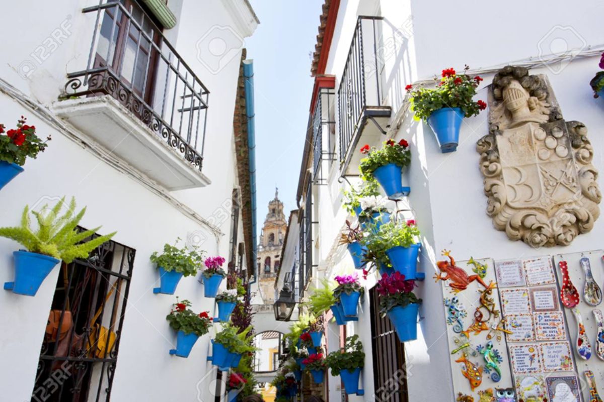 Calleja de las Flores, rua estreita típica de Córdoba. Entre muros caiados e vasos de flores, Córdoba suspira histórias entre cristãos e mouros.