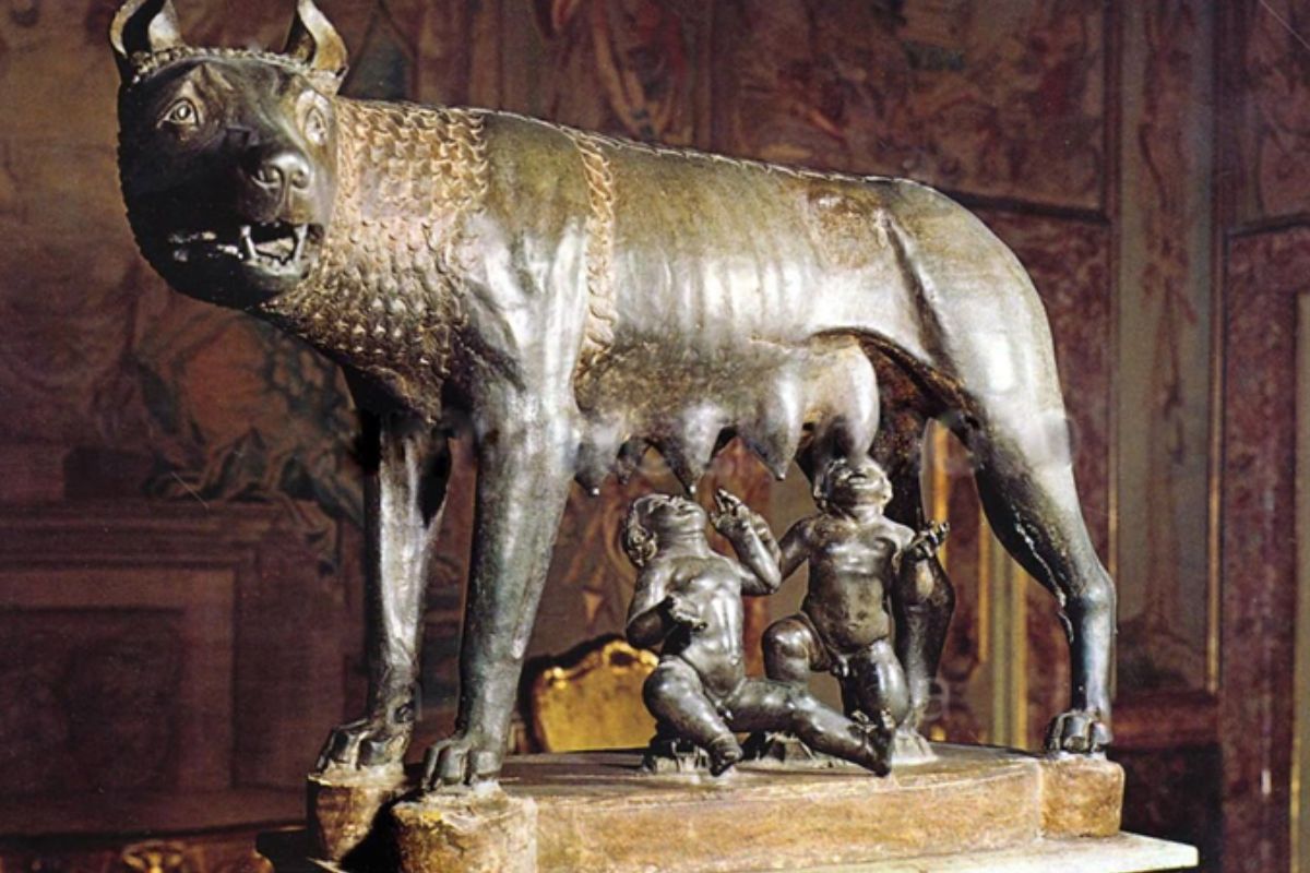 Escultura da Loba Capitolina, representando a loba que amamenta  Rômulo e Remo. Ela não guardava um império. Guardava um instinto