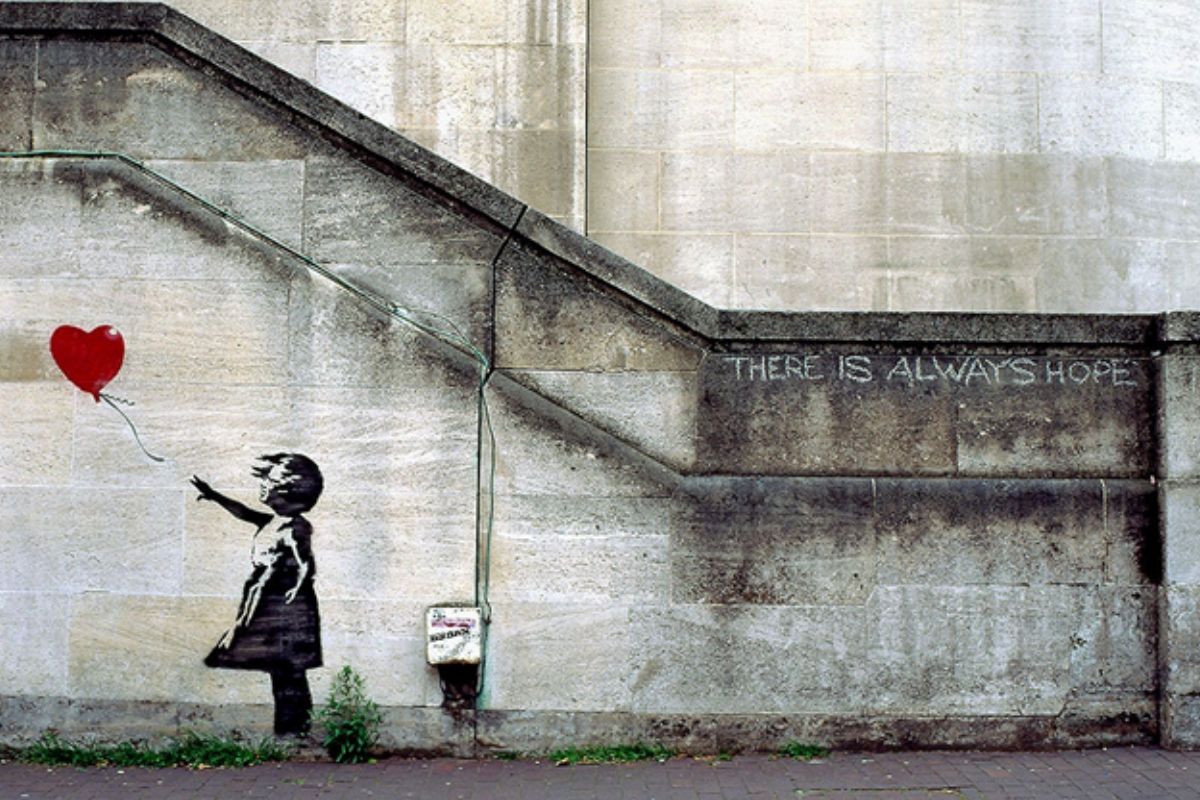 Grafite de Banksy em Londres, alvo de remoções e polêmicas.                           