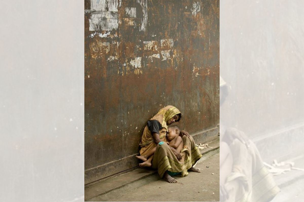 Imagem de mãe e filho nas ruas de Old Delhi.
