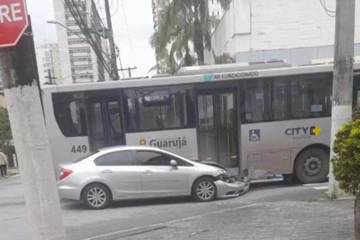 Acidente entre carro de passeio e trasporte público