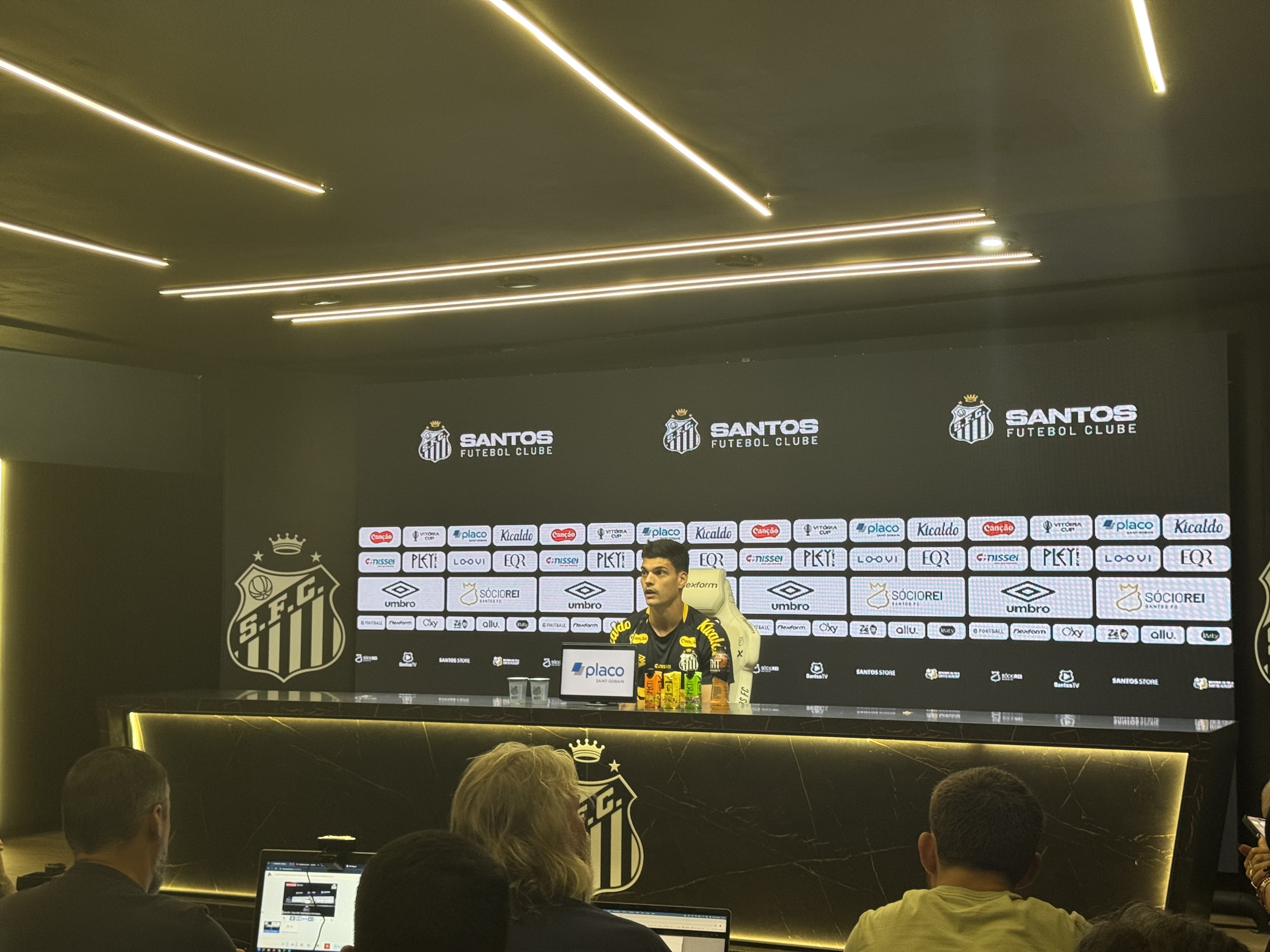 Gabriel Brazão na coletiva de imprensa pré-jogo do Paulista - Foto: CBN Santos