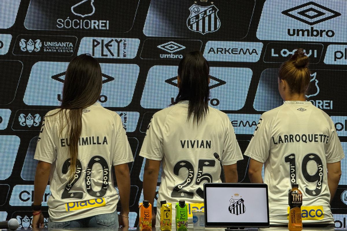Eudimilla (20), Vivian (25) e Larroquette (19) devidamente apresentadas - Foto: CBN Santos