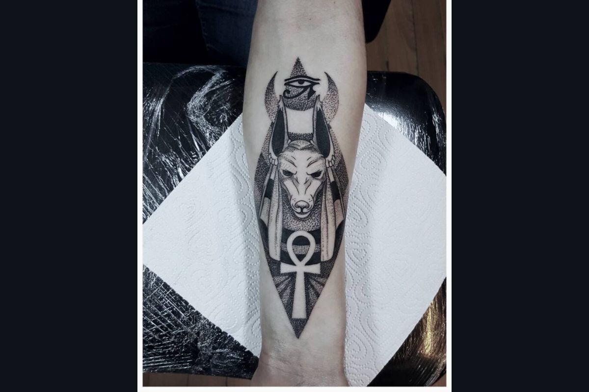 Tatuagem Egípcia: Símbolo Ankh (símbolo da vida) e Olho de Hórus (proteção e poder)