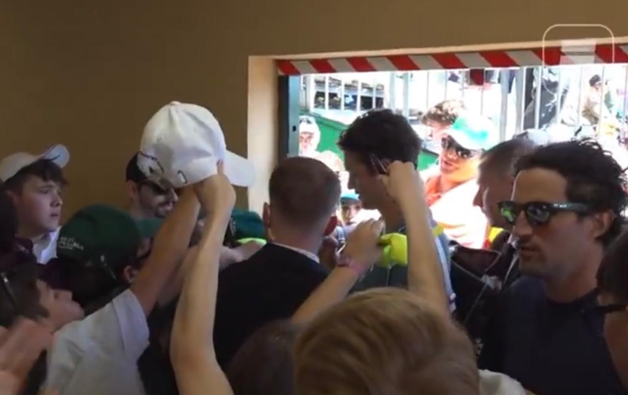 No final da partida, Fonseca foi cercado de fãs comemorando a vitória e pedindo autógrafos - Imagem: Reprodução / ESPN